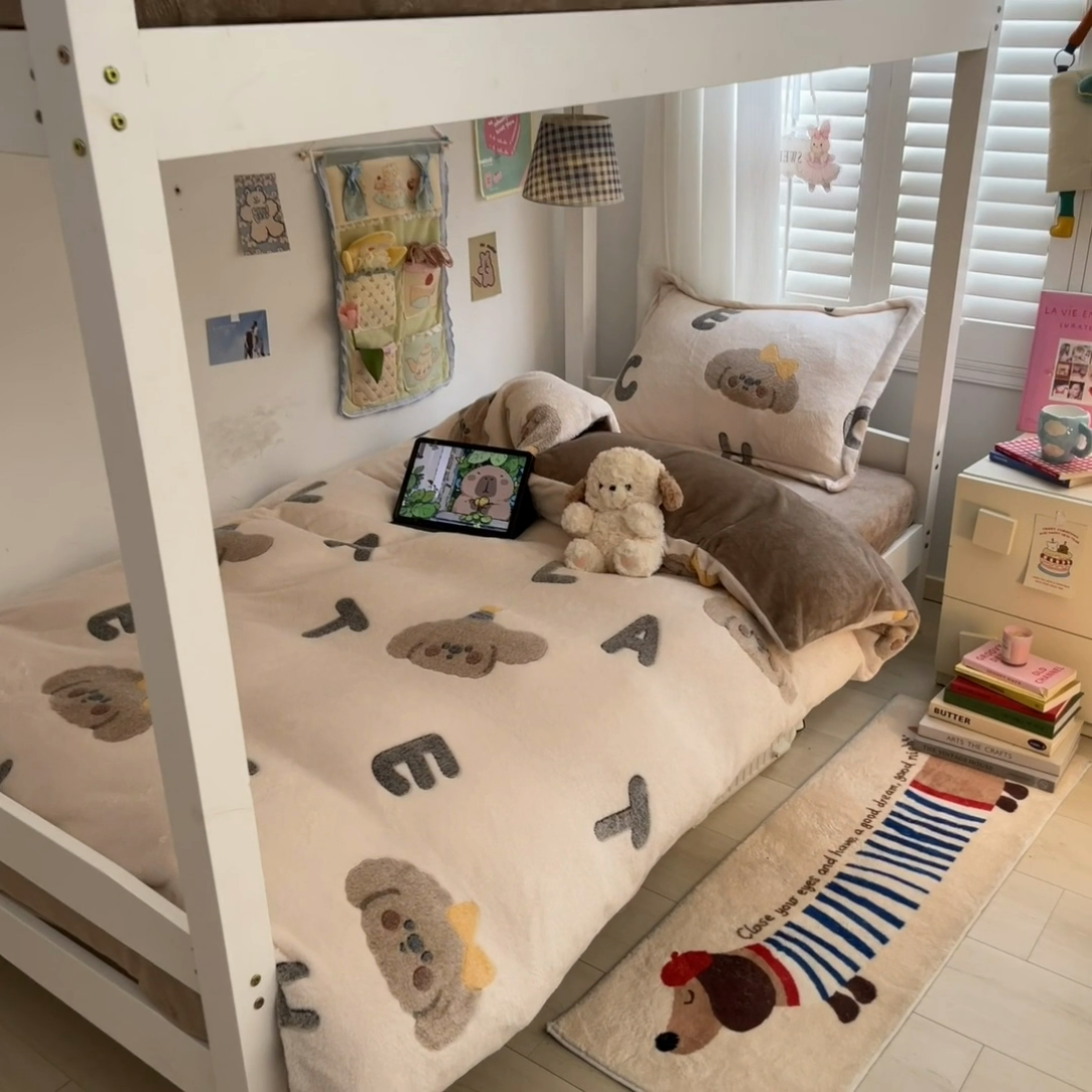 91家纺网 家纺一手货源 找家纺 川悦生活 2025新款立体雪花绒印花四件套学生床系列一场景一 可可小狗