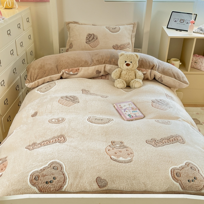 91家纺网 家纺一手货源 找家纺 川悦生活 2025新款立体雪花绒印花四件套学生床系列一场景一 巧克力熊