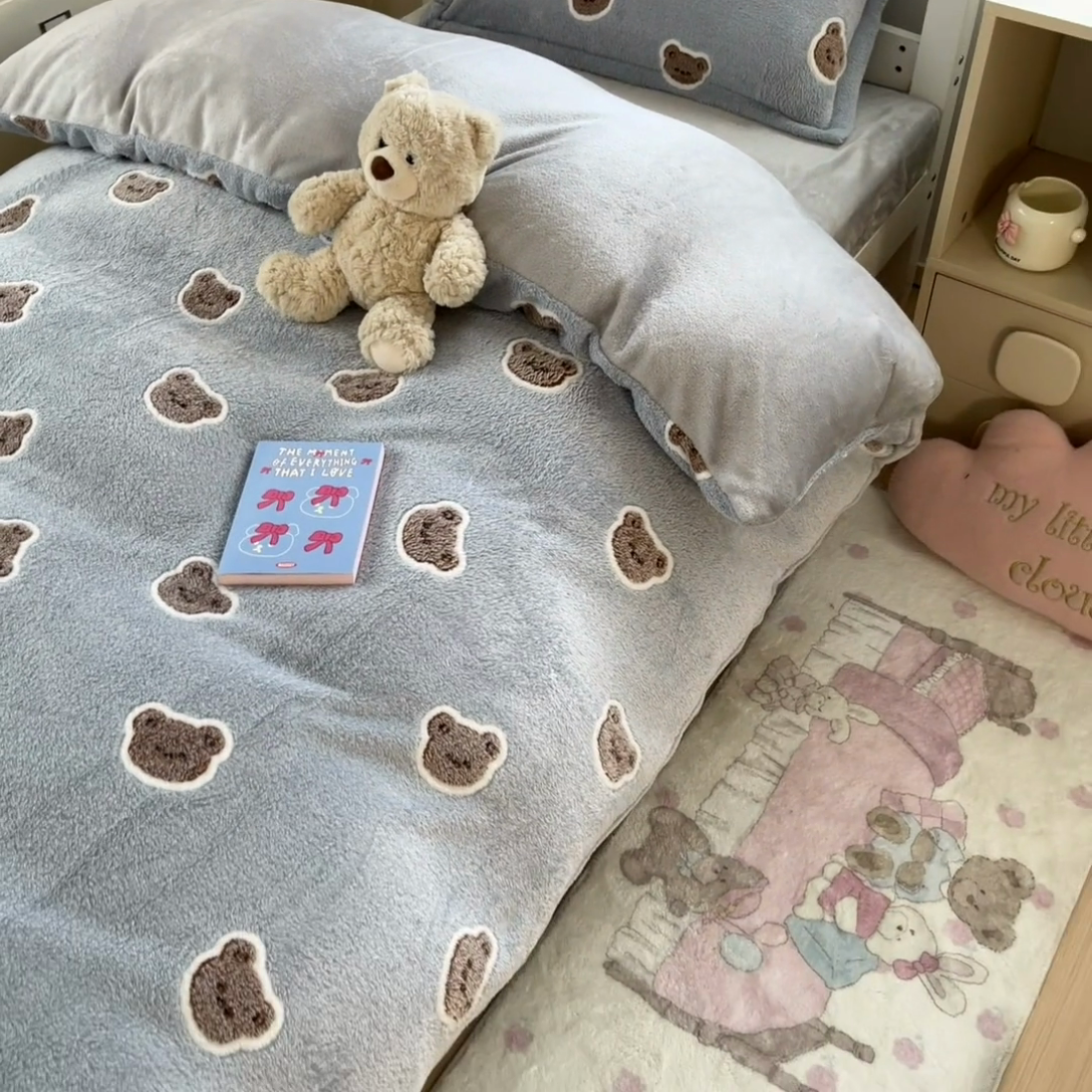 91家纺网 家纺一手货源 找家纺 川悦生活 2025新款立体雪花绒印花四件套学生床系列一场景一 波波熊