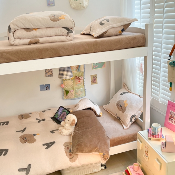 91家纺网 家纺一手货源 找家纺 川悦生活 2025新款立体雪花绒印花四件套学生床系列一场景一 可可小狗