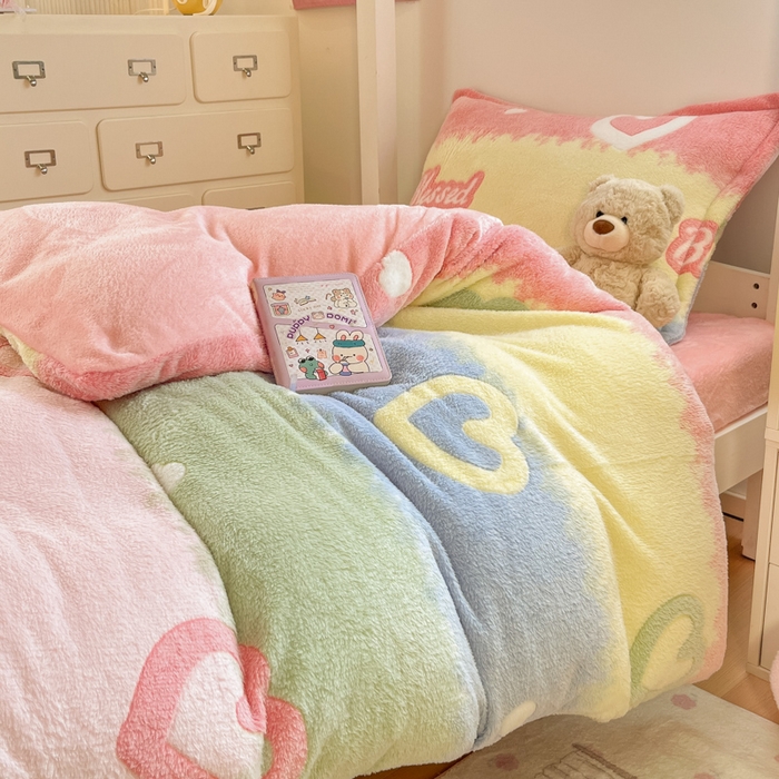 91家纺网 家纺一手货源 找家纺 川悦生活 2025新款立体雪花绒印花四件套学生床系列一场景一 彩虹爱语粉