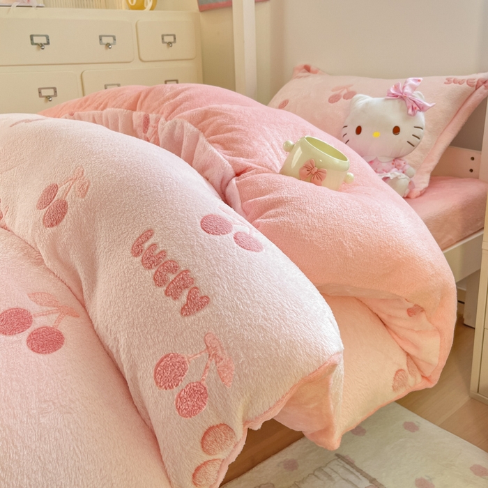 91家纺网 家纺一手货源 找家纺 川悦生活 2025新款立体雪花绒印花四件套学生床系列一场景一 ins樱桃