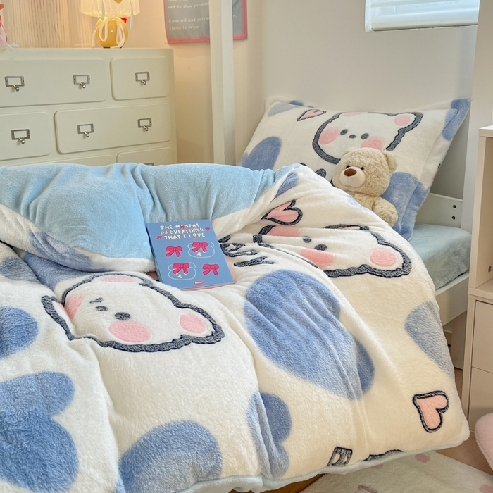 91家纺网 家纺一手货源 找家纺 川悦生活 2025新款立体雪花绒印花四件套学生床系列一场景一 可爱熊