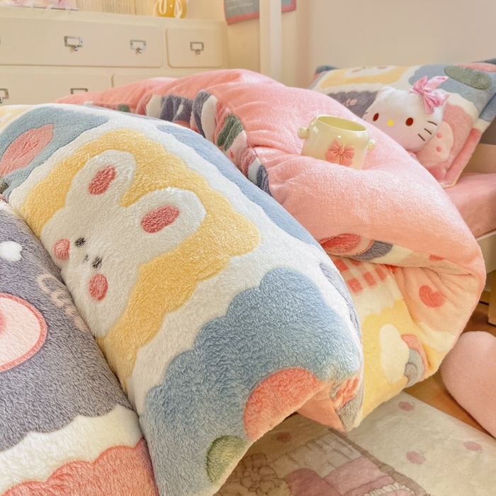 91家纺网 家纺一手货源 找家纺 川悦生活 2025新款立体雪花绒印花四件套学生床系列一场景一 甜蜜日常粉