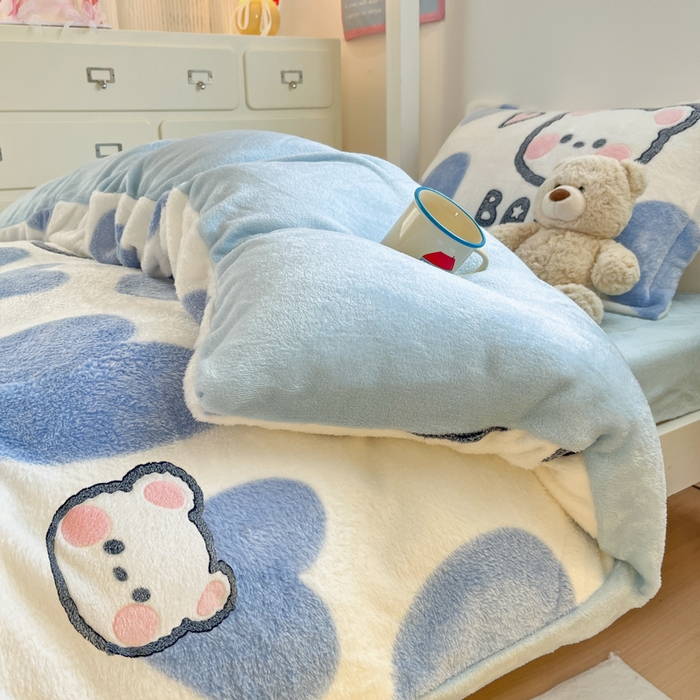 91家纺网 家纺一手货源 找家纺 川悦生活 2025新款立体雪花绒印花四件套学生床系列一场景一 可爱熊