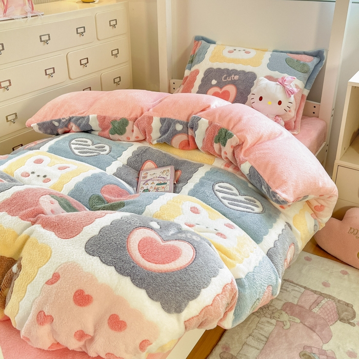 91家纺网 家纺一手货源 找家纺 川悦生活 2025新款立体雪花绒印花四件套学生床系列一场景一 甜蜜日常粉