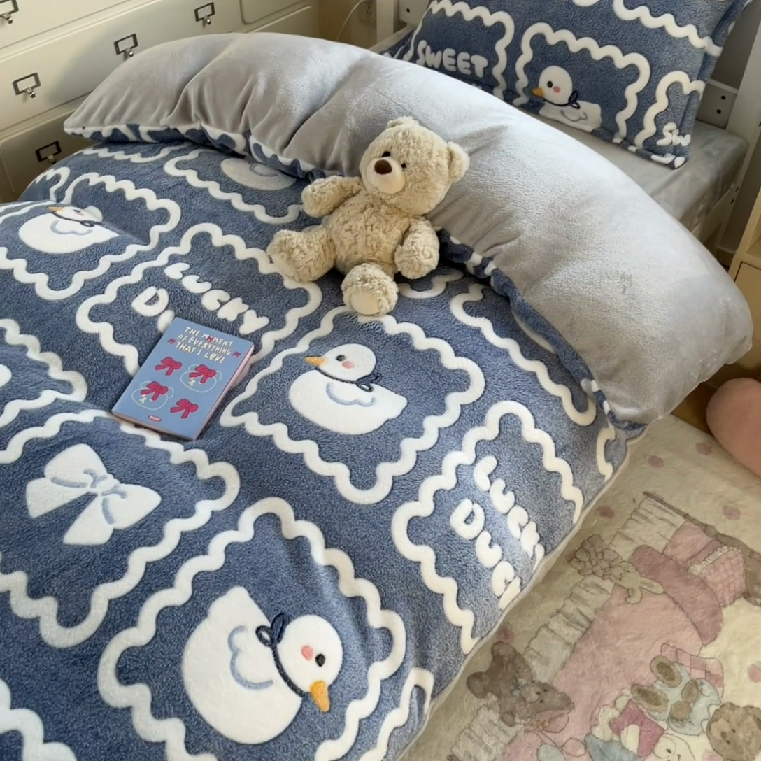 91家纺网 家纺一手货源 找家纺 川悦生活 2025新款立体雪花绒印花四件套学生床系列一场景一 快乐鸭鸭