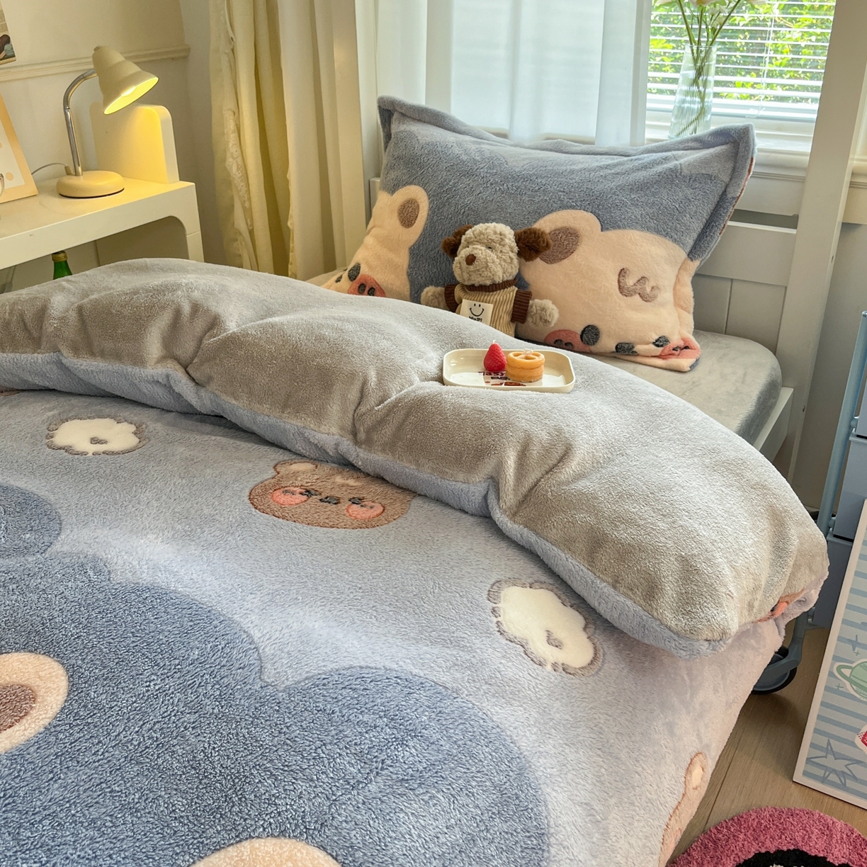 91家纺网 家纺一手货源 找家纺 川悦生活 2025新款立体雪花绒印花四件套学生床系列一场景二 熊小巴