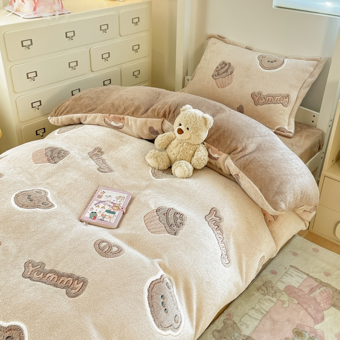 91家纺网 家纺一手货源 找家纺 川悦生活 2025新款立体雪花绒印花四件套学生床系列一场景一 巧克力熊