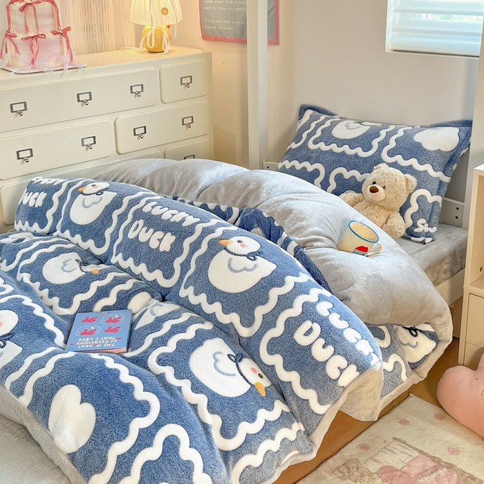 91家纺网 家纺一手货源 找家纺 川悦生活 2025新款立体雪花绒印花四件套学生床系列一场景一 快乐鸭鸭