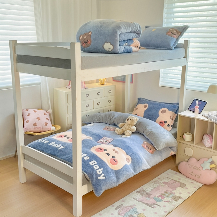 91家纺网 家纺一手货源 找家纺 川悦生活 2025新款立体雪花绒印花四件套学生床系列一场景一 熊小巴