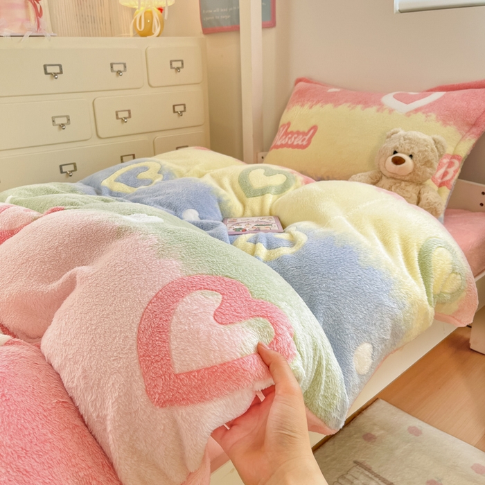 91家纺网 家纺一手货源 找家纺 川悦生活 2025新款立体雪花绒印花四件套学生床系列一场景一 彩虹爱语粉