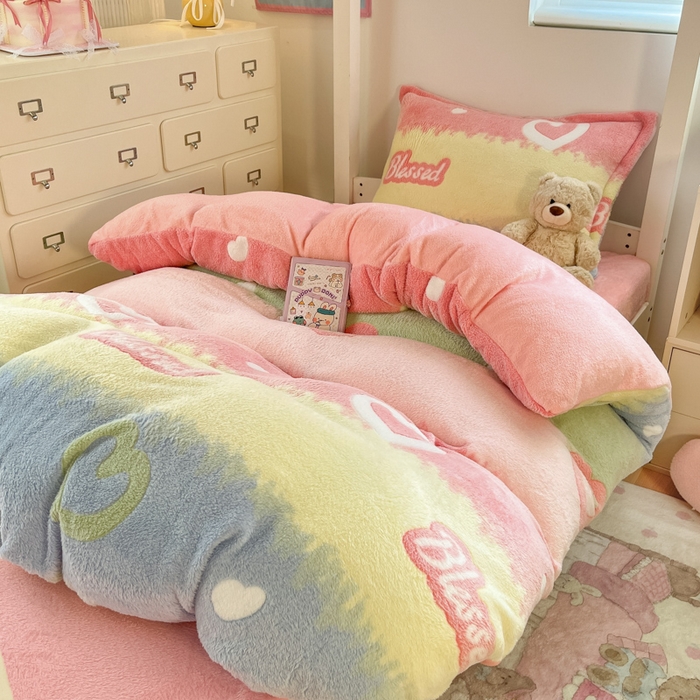 91家纺网 家纺一手货源 找家纺 川悦生活 2025新款立体雪花绒印花四件套学生床系列一场景一 彩虹爱语粉