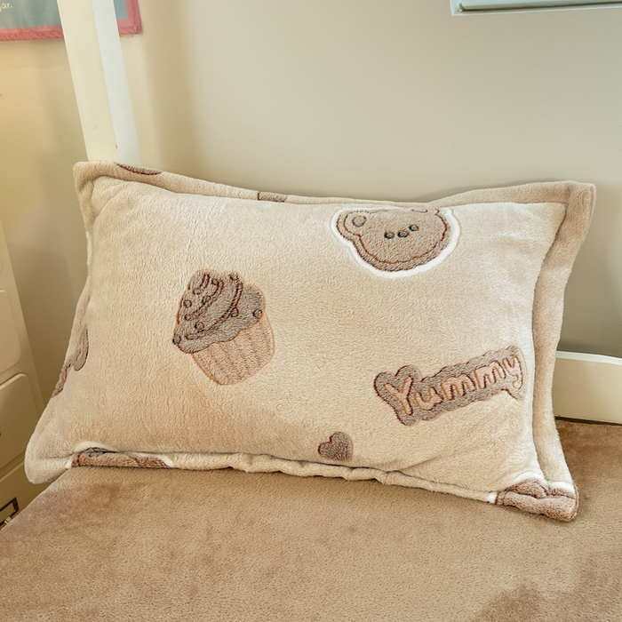 91家纺网 家纺一手货源 找家纺 川悦生活 2025新款立体雪花绒印花四件套学生床系列一场景一 巧克力熊