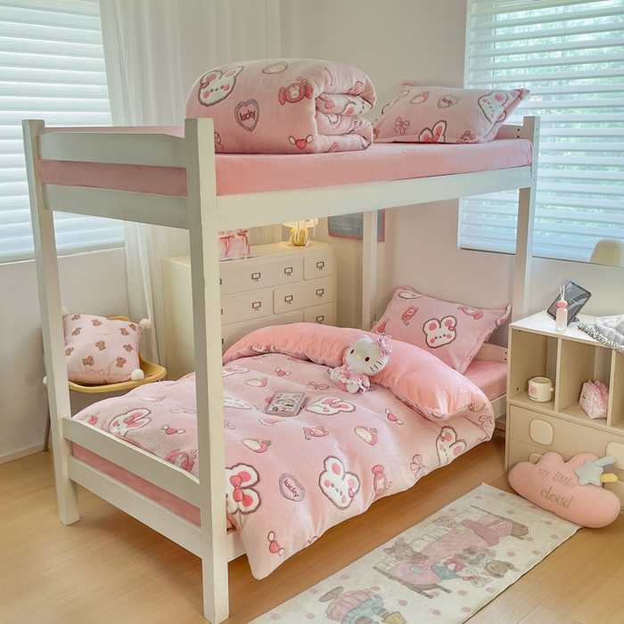 91家纺网 家纺一手货源 找家纺 川悦生活 2025新款立体雪花绒印花四件套学生床系列一场景一 蜜语奶兔