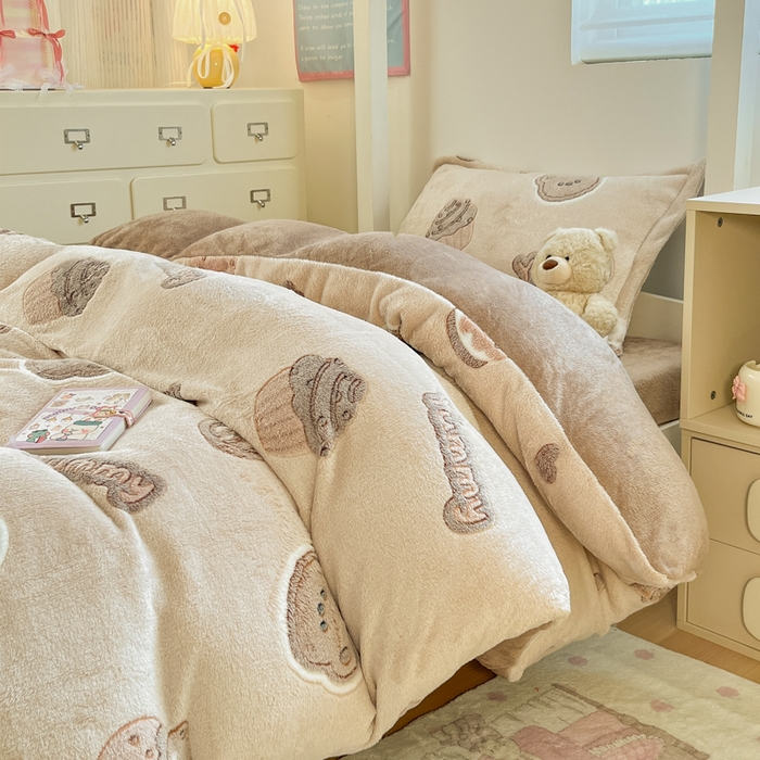 91家纺网 家纺一手货源 找家纺 川悦生活 2025新款立体雪花绒印花四件套学生床系列一场景一 巧克力熊