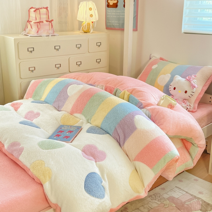 91家纺网 家纺一手货源 找家纺 川悦生活 2025新款立体雪花绒印花四件套学生床系列一场景一 彩虹爱心粉