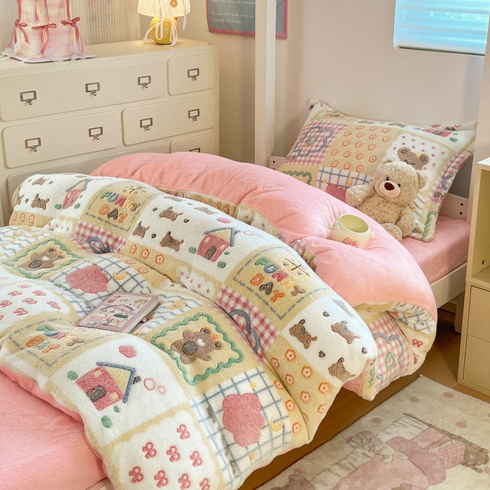 91家纺网 家纺一手货源 找家纺 川悦生活 2025新款立体雪花绒印花四件套学生床系列一场景一 嘎嘎小熊