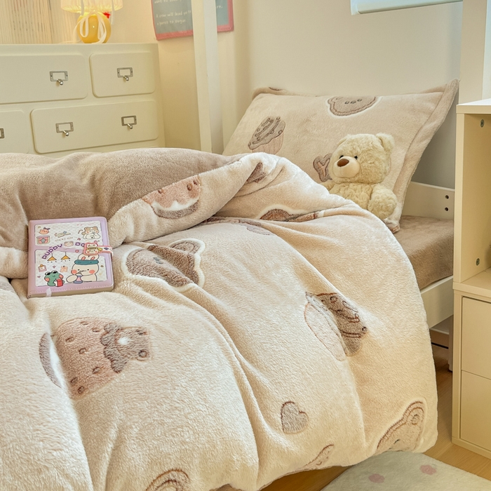 91家纺网 家纺一手货源 找家纺 川悦生活 2025新款立体雪花绒印花四件套学生床系列一场景一 巧克力熊