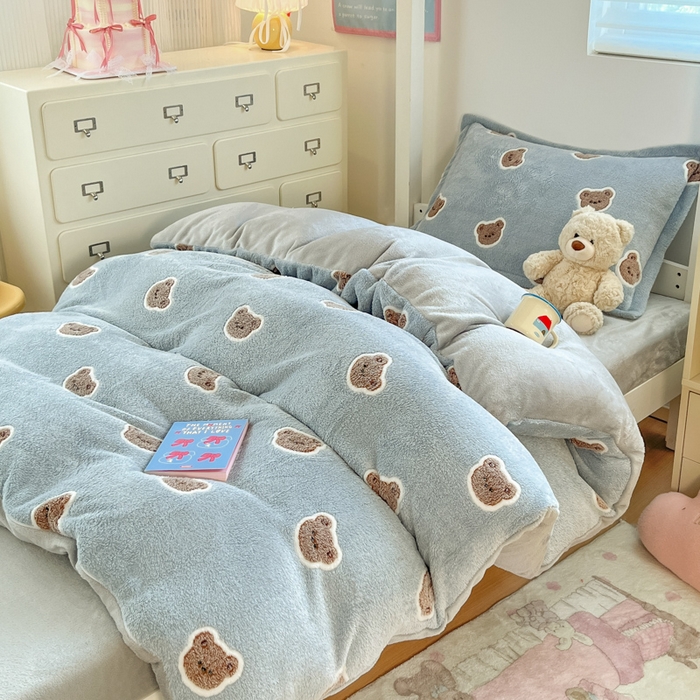 91家纺网 家纺一手货源 找家纺 川悦生活 2025新款立体雪花绒印花四件套学生床系列一场景一 波波熊