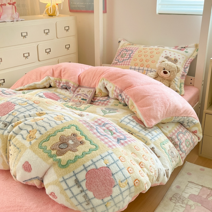 91家纺网 家纺一手货源 找家纺 川悦生活 2025新款立体雪花绒印花四件套学生床系列一场景一 嘎嘎小熊