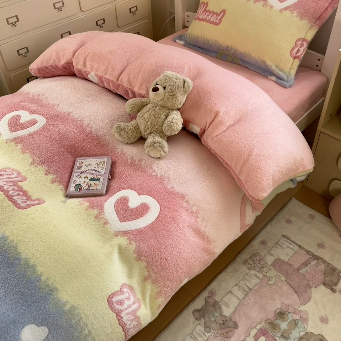 91家纺网 家纺一手货源 找家纺 川悦生活 2025新款立体雪花绒印花四件套学生床系列一场景一 彩虹爱语粉