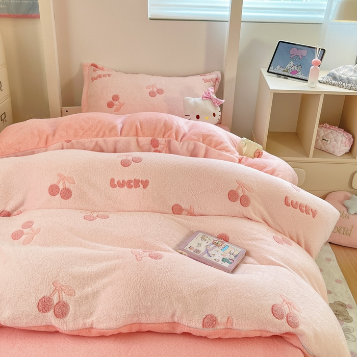 91家纺网 家纺一手货源 找家纺 川悦生活 2025新款立体雪花绒印花四件套学生床系列一场景一 ins樱桃