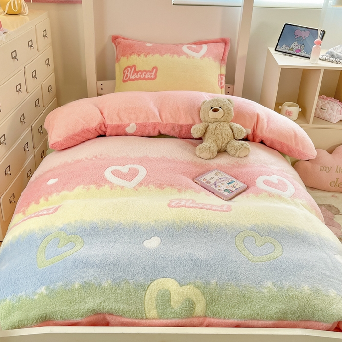 91家纺网 家纺一手货源 找家纺 川悦生活 2025新款立体雪花绒印花四件套学生床系列一场景一 彩虹爱语粉