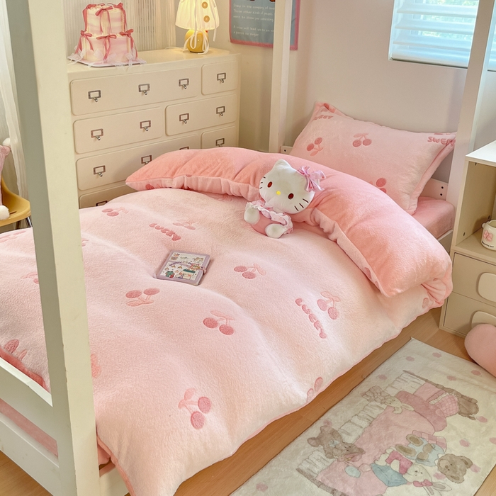 91家纺网 家纺一手货源 找家纺 川悦生活 2025新款立体雪花绒印花四件套学生床系列一场景一 ins樱桃