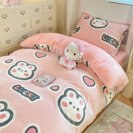 91家纺网 家纺一手货源 找家纺 川悦生活 2025新款立体雪花绒印花四件套学生床系列一场景一 爱米兔