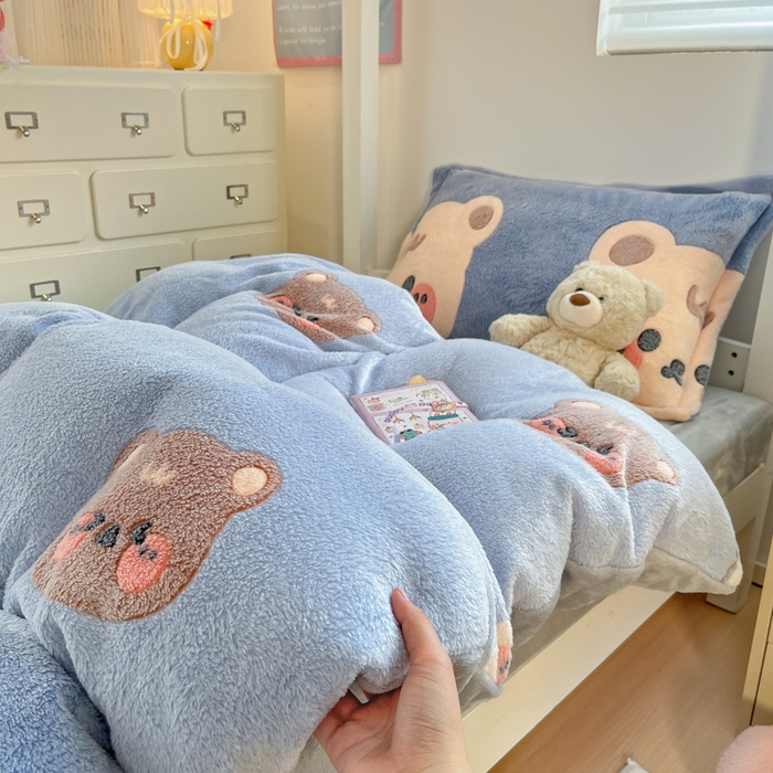 91家纺网 家纺一手货源 找家纺 川悦生活 2025新款立体雪花绒印花四件套学生床系列一场景一 熊小巴