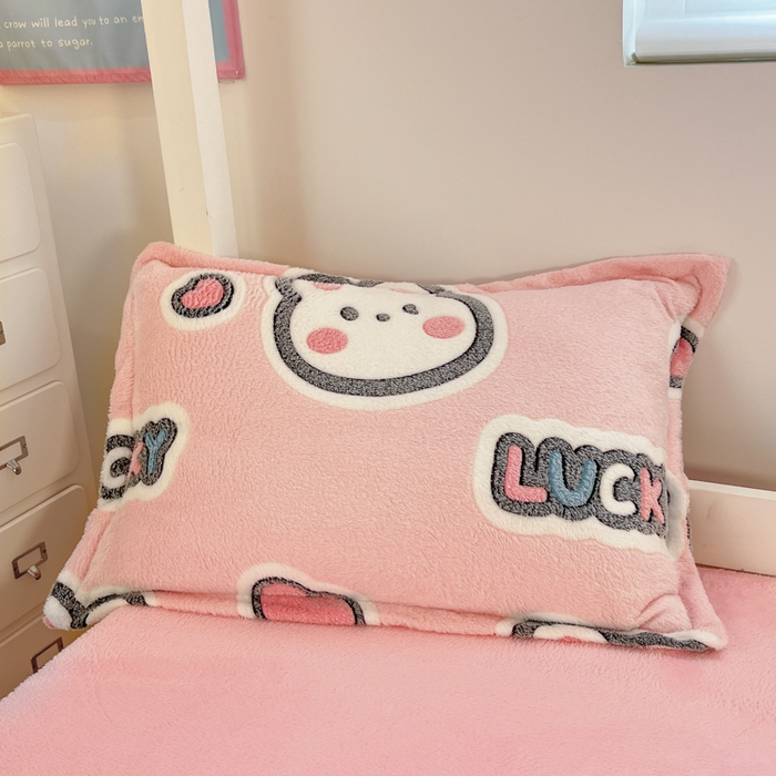 91家纺网 家纺一手货源 找家纺 川悦生活 2025新款立体雪花绒印花四件套学生床系列一场景一 爱米兔