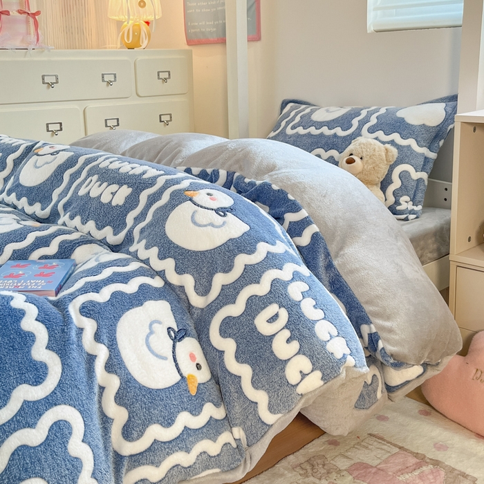 91家纺网 家纺一手货源 找家纺 川悦生活 2025新款立体雪花绒印花四件套学生床系列一场景一 快乐鸭鸭