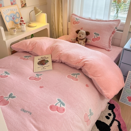 91家纺网 家纺一手货源 找家纺 （总）川悦生活 2025新款立体雪花绒印花四件套学生床系列一场景二