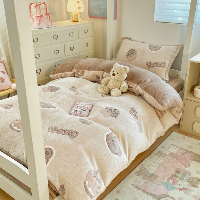 91家纺网 家纺一手货源 找家纺 川悦生活 2025新款立体雪花绒印花四件套学生床系列一场景一 巧克力熊