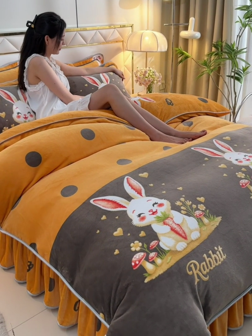 91家纺网 家纺一手货源 找家纺  馨梦缘 2025直播爆款8.5斤牛奶绒四件套加厚保暖床裙金貂绒 萝卜兔