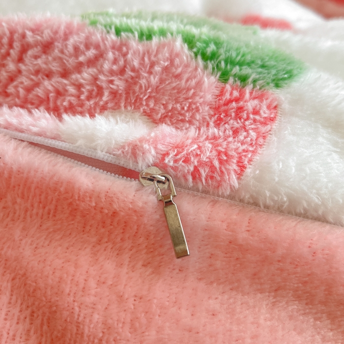 91家纺网 家纺一手货源 找家纺 川悦生活 2025新款立体雪花绒印花四件套学生床系列一场景一 啵啵草莓