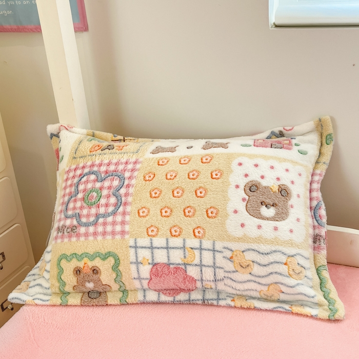 91家纺网 家纺一手货源 找家纺 川悦生活 2025新款立体雪花绒印花四件套学生床系列一场景一 嘎嘎小熊