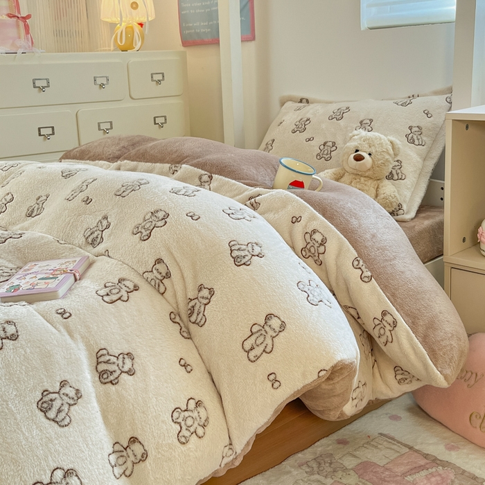 91家纺网 家纺一手货源 找家纺 川悦生活 2025新款立体雪花绒印花四件套学生床系列一场景一 奶咖小熊