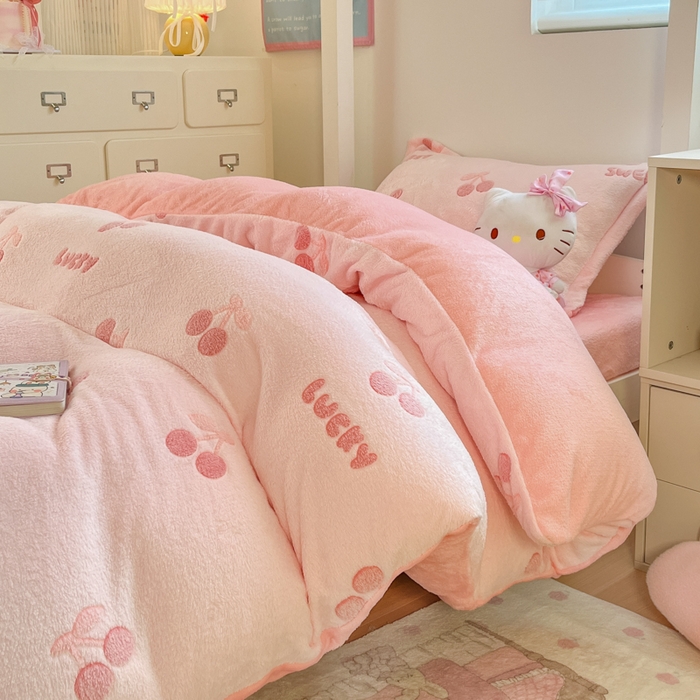 91家纺网 家纺一手货源 找家纺 川悦生活 2025新款立体雪花绒印花四件套学生床系列一场景一 ins樱桃