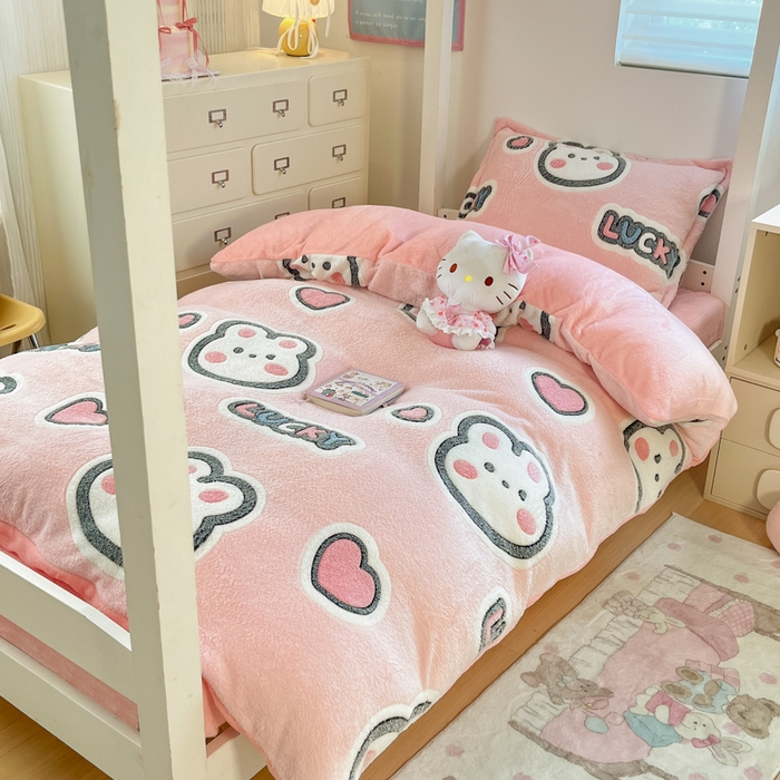 91家纺网 家纺一手货源 找家纺 川悦生活 2025新款立体雪花绒印花四件套学生床系列一场景一 爱米兔