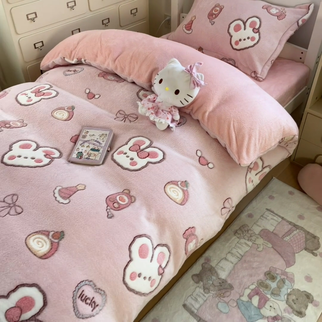 91家纺网 家纺一手货源 找家纺 川悦生活 2025新款立体雪花绒印花四件套学生床系列一场景一 蜜语奶兔