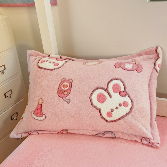 91家纺网 家纺一手货源 找家纺 川悦生活 2025新款立体雪花绒印花四件套学生床系列一场景一 蜜语奶兔