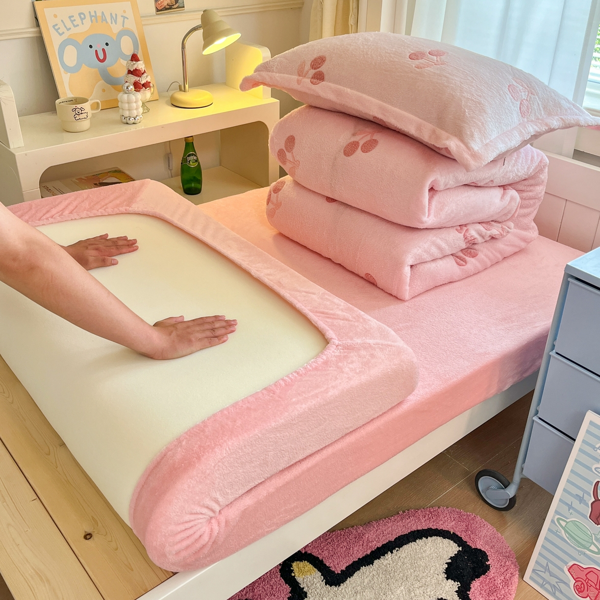 91家纺网 家纺一手货源 找家纺 （总）川悦生活 2025新款雪花绒宿舍床笠款三件套,ins樱桃,爱米兔,爱心喵喵,半眠小兔,半暖花朵,冰激凌小熊,波波熊,啵啵草莓,彩虹爱心粉,彩虹爱心蓝,彩虹爱语粉,彩虹爱语蓝,哒哒鸭丫,叮咚星星,豆奶小熊,嘎嘎小熊,开心小喵,可爱熊,可可小狗,快乐派对,快乐西高地,快乐鸭鸭,腊肠小点,蜜语奶兔,奶咖小熊,奶蓝小汪粉,奶蓝小汪蓝,奶味云朵,奶昔星星,派对西高地,巧克力熊,曲奇小熊,桃心爱语,甜梦小猫,甜蜜日常粉,甜系粉熊,小喵甜心,小熊花园,星月小狗-灰,幸福甜兔,幸运小咪,熊小巴,郁金奶兔