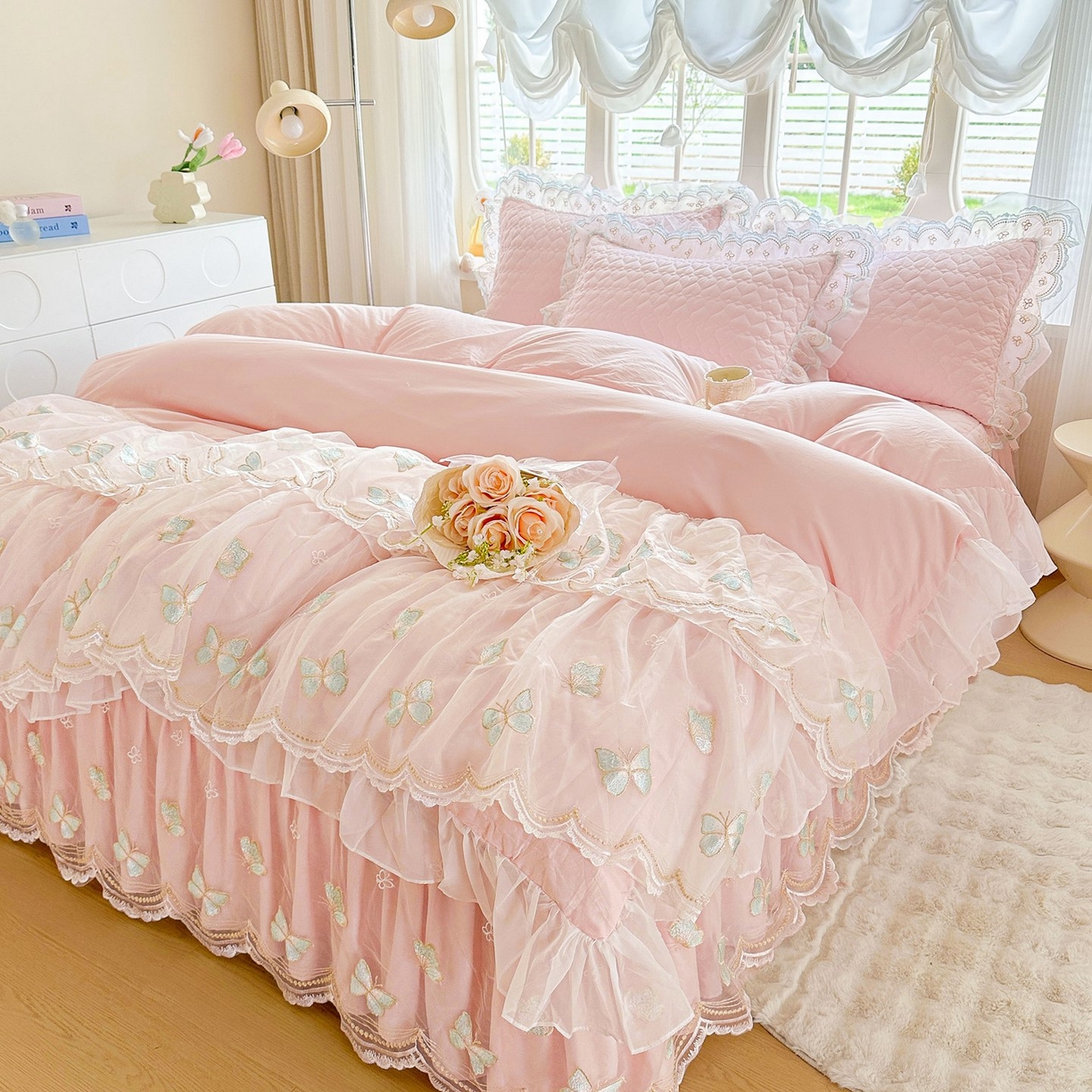 91家纺网 家纺一手货源 找家纺 罗艺轩 2025新款全棉纯棉斜纹工艺床裙四件套 蓝蝴蝶-粉色