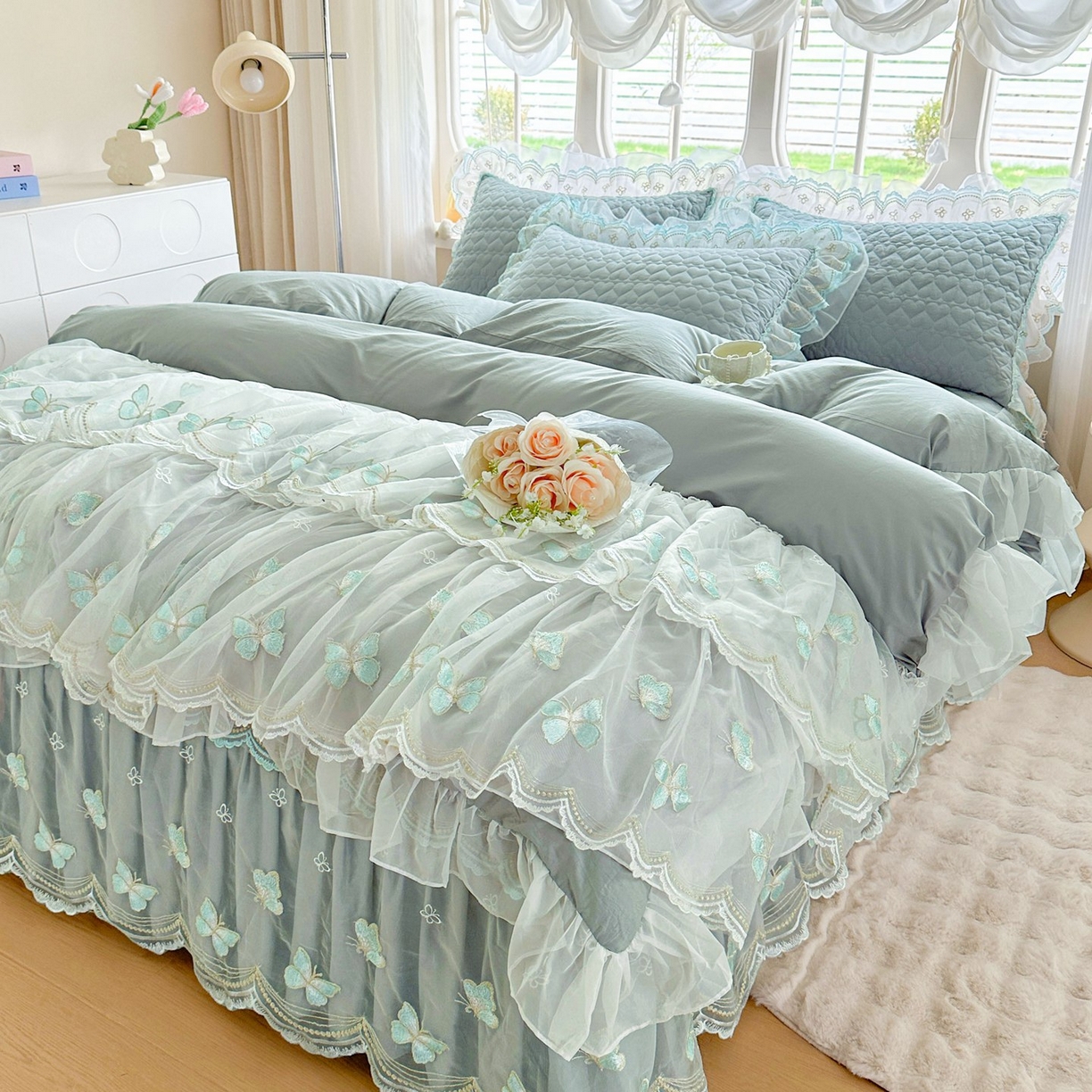 91家纺网 家纺一手货源 找家纺 罗艺轩 2025新款全棉纯棉斜纹工艺床裙四件套 蓝蝴蝶-绿色