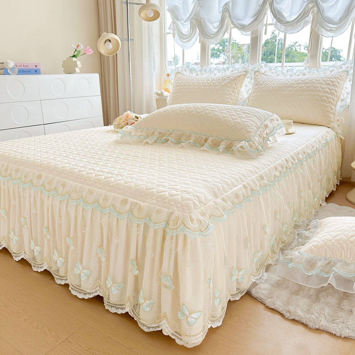 91家纺网 家纺一手货源 找家纺 罗艺轩 2025新款全棉纯棉斜纹工艺床裙四件套 蓝蝴蝶-白色