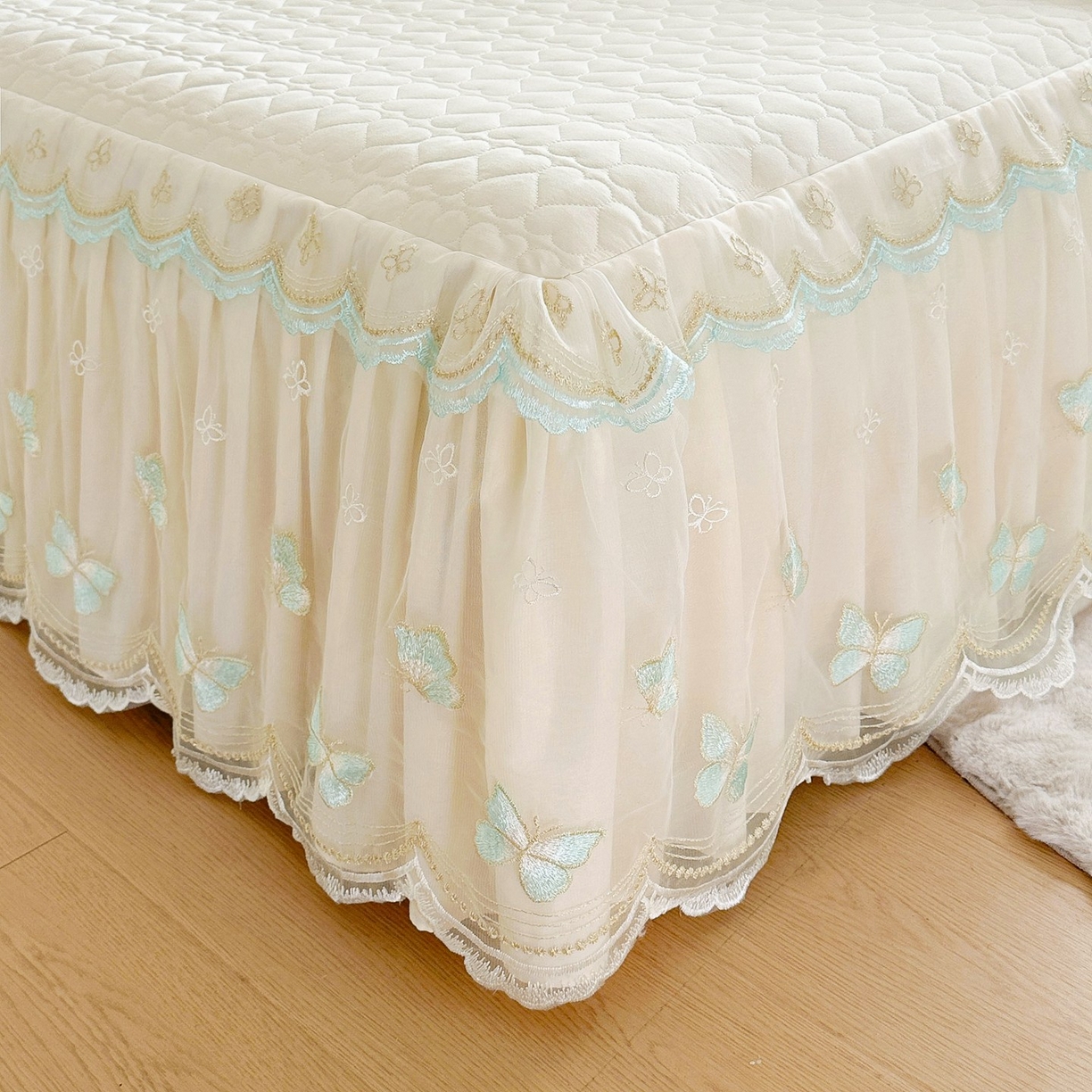 91家纺网 家纺一手货源 找家纺 罗艺轩 2025新款全棉纯棉斜纹工艺床裙四件套 蓝蝴蝶-白色