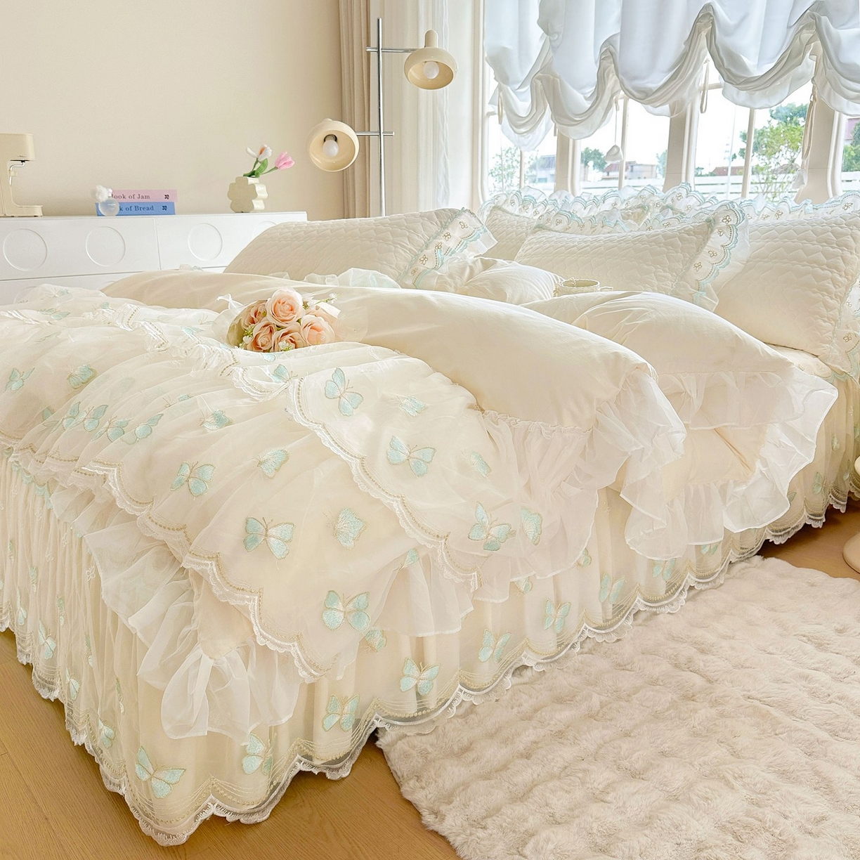 91家纺网 家纺一手货源 找家纺 罗艺轩 2025新款全棉纯棉斜纹工艺床裙四件套 蓝蝴蝶-白色