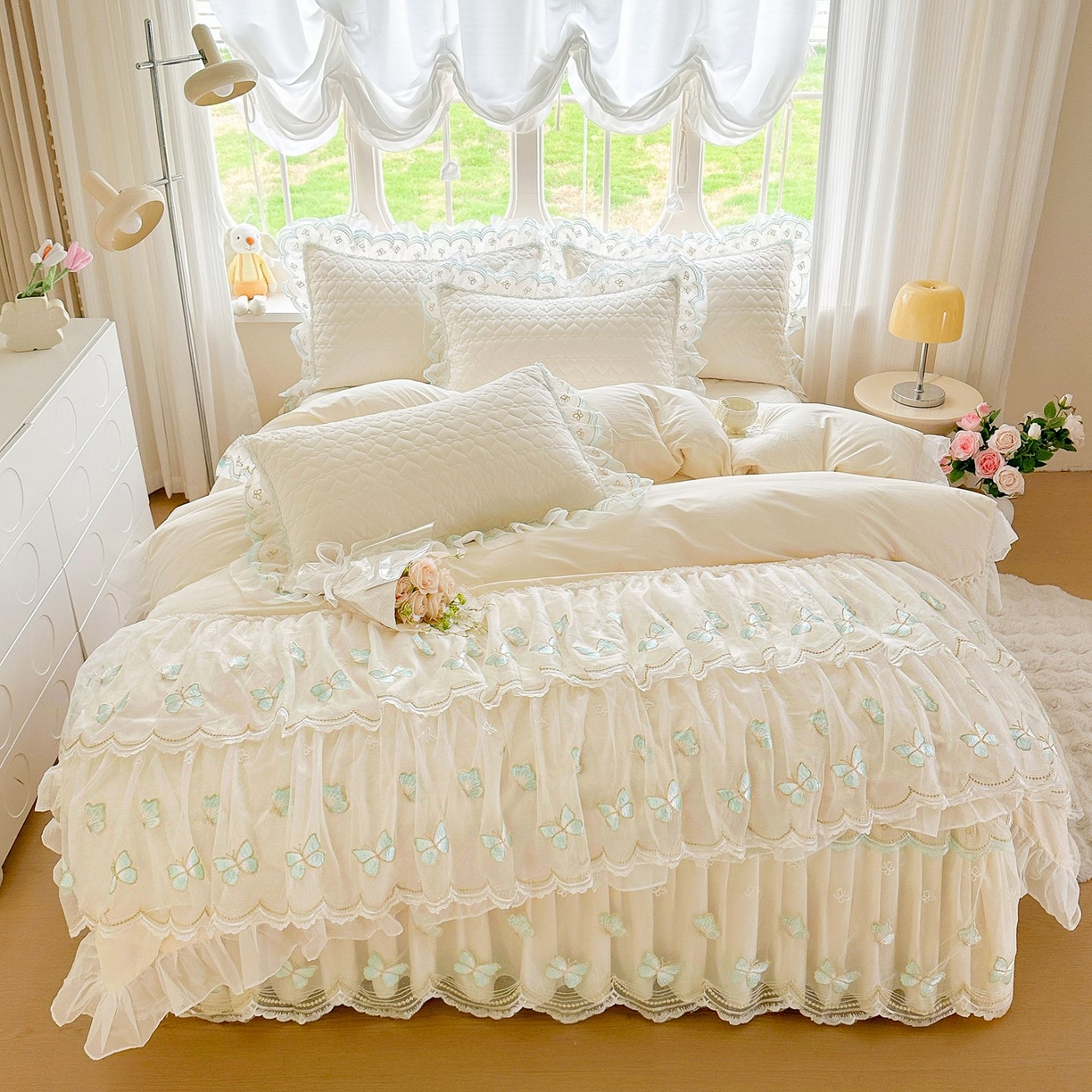 91家纺网 家纺一手货源 找家纺 罗艺轩 2025新款全棉纯棉斜纹工艺床裙四件套 蓝蝴蝶-白色